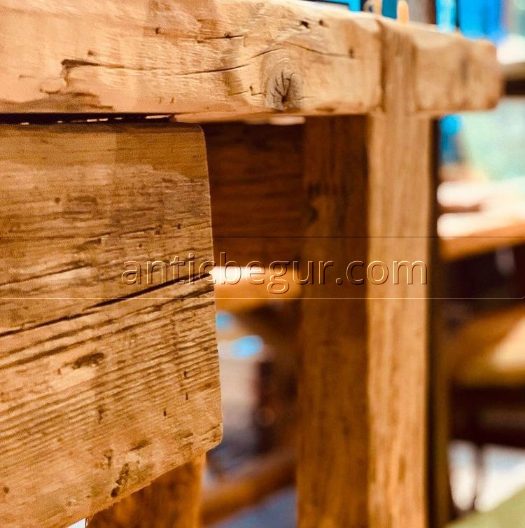 mueble está fabricado de forma artesanal con madera recuperada 